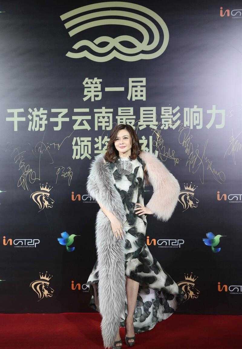女神|58岁关之琳气质全开，皮草披肩配连衣裙走红毯，高贵又优雅
