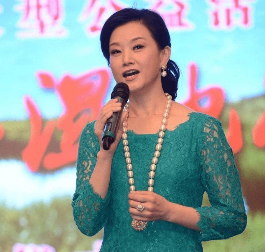 宋祖|54岁宋祖英美得大气,“大背头”配皮衣时髦有范,气质太绝了