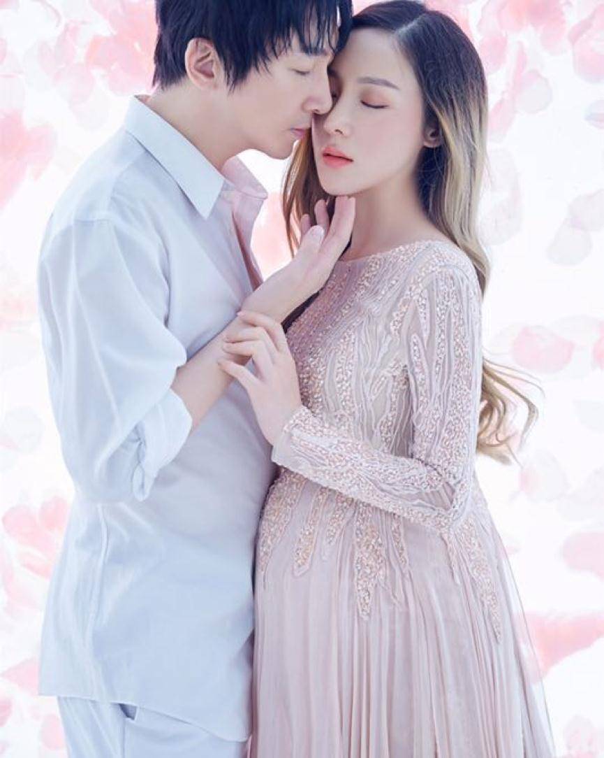 当街亲密搂抱,女方高颜值秀长腿_苏可