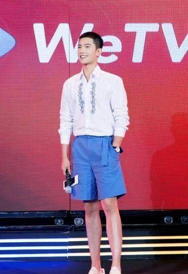 整体|杨洋满足了腹肌控、手控、颜控,一身白衬衫穿出了超模感简约帅气