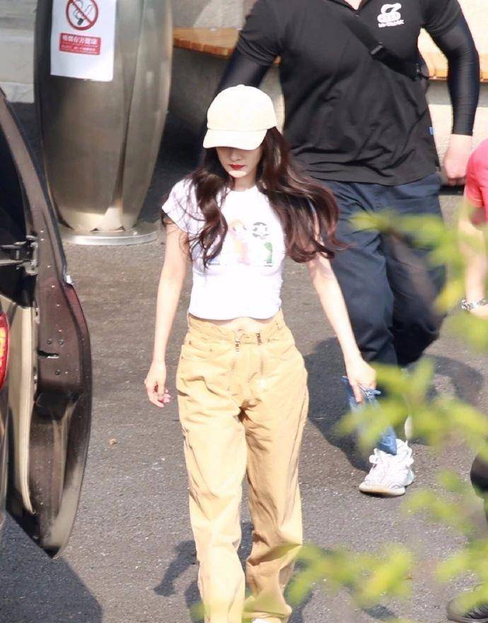 杨幂|杨幂又肆无忌惮秀美腿了!宽松衬衫玩转下衣失踪,小细腿太真实了