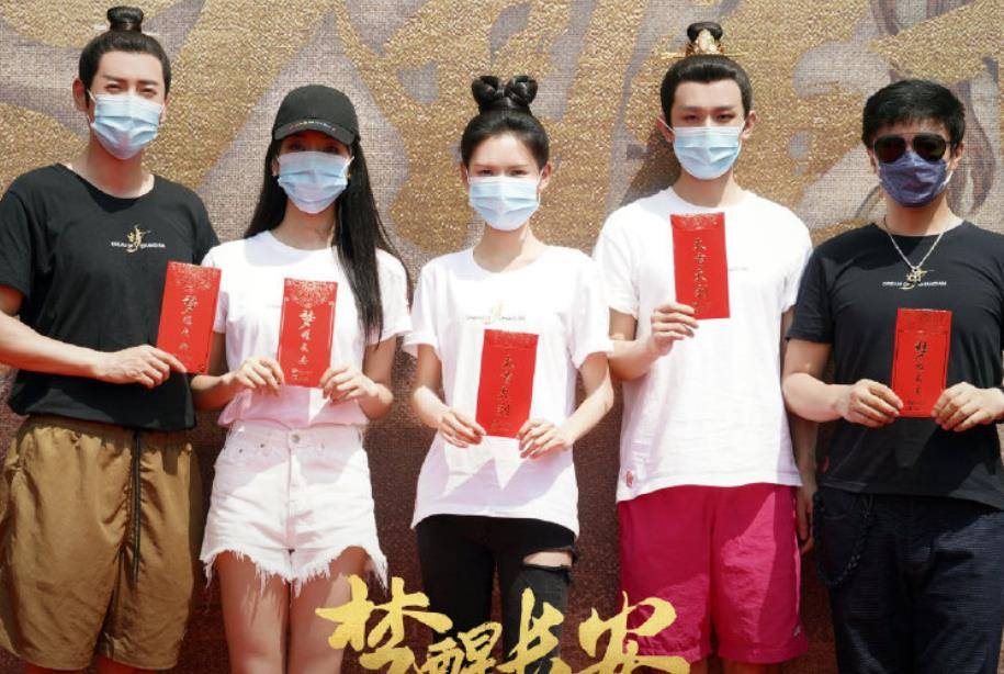 张予曦|成毅张予曦携手演新剧，双人照太养眼，我却被“梦醒男团”迷住了