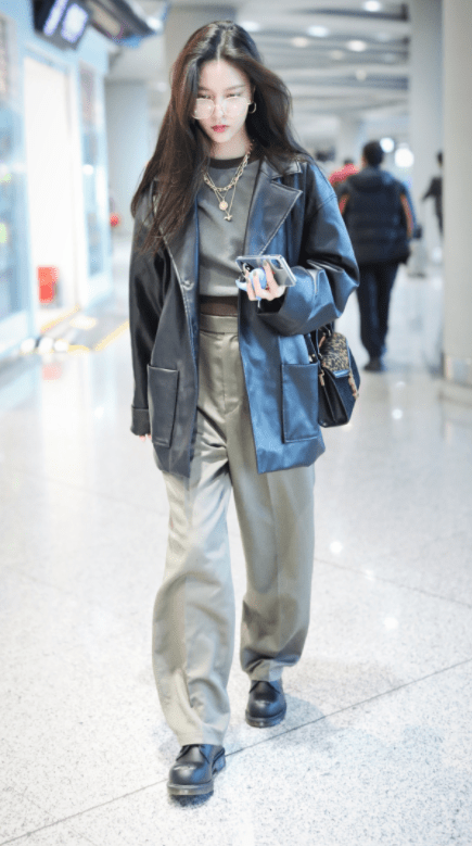 黑色|牛莉带火了一种穿法,叫“皮衣+条纹阔腿裤”,洒脱帅气又时髦