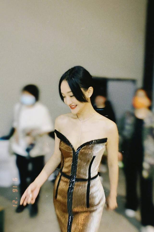 显高|周迅腿短还穿这么长的礼服！踩15cm“高跷”裙摆直接拖地，惨翻车