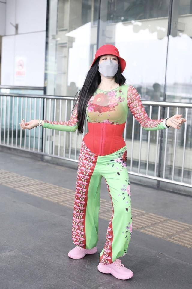 亮点|钟丽缇真不畏惧年龄，穿紫色套装配哪吒头，眼角有皱纹也耐看