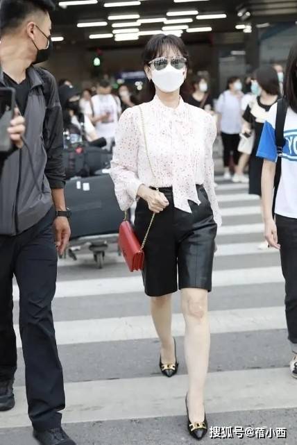 皮短裤|赵雅芝真是不服老,66岁了还敢穿皮裤,配绑带衬衫意外时髦减龄