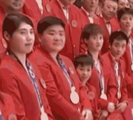 瞬间|小团宠全红婵太火！多位奥运冠军熊抱要合影，与朱婷两度上演最萌身高差