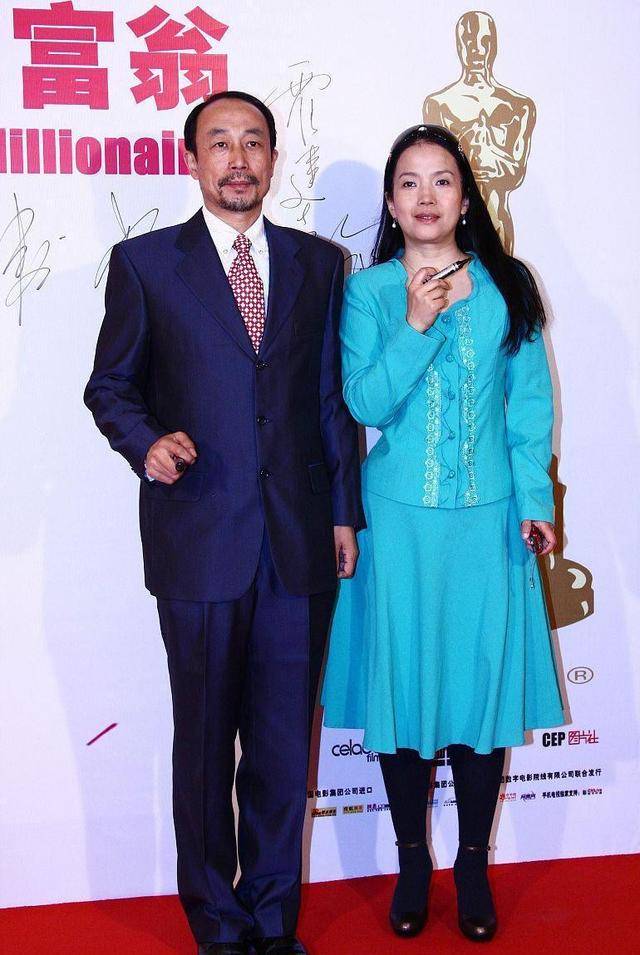 流苏|吕丽萍打扮得素雅挺大方，白色衬衫配流苏罩衫，遮挡身材效果明显