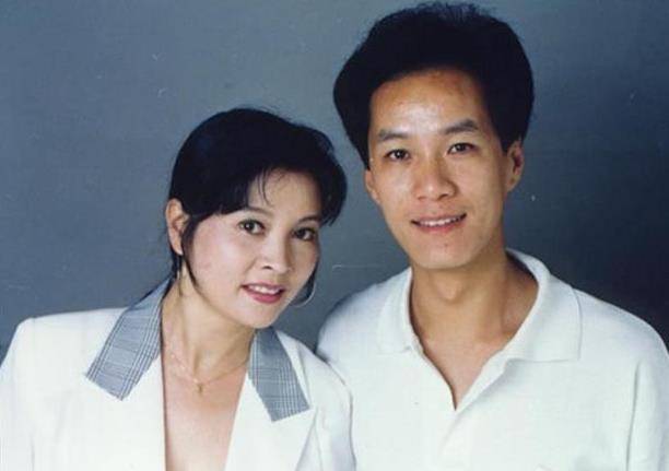 冯远征|搭档梅婷走红，娶大8岁二婚妻子的冯远征，无儿无女却恩爱27年