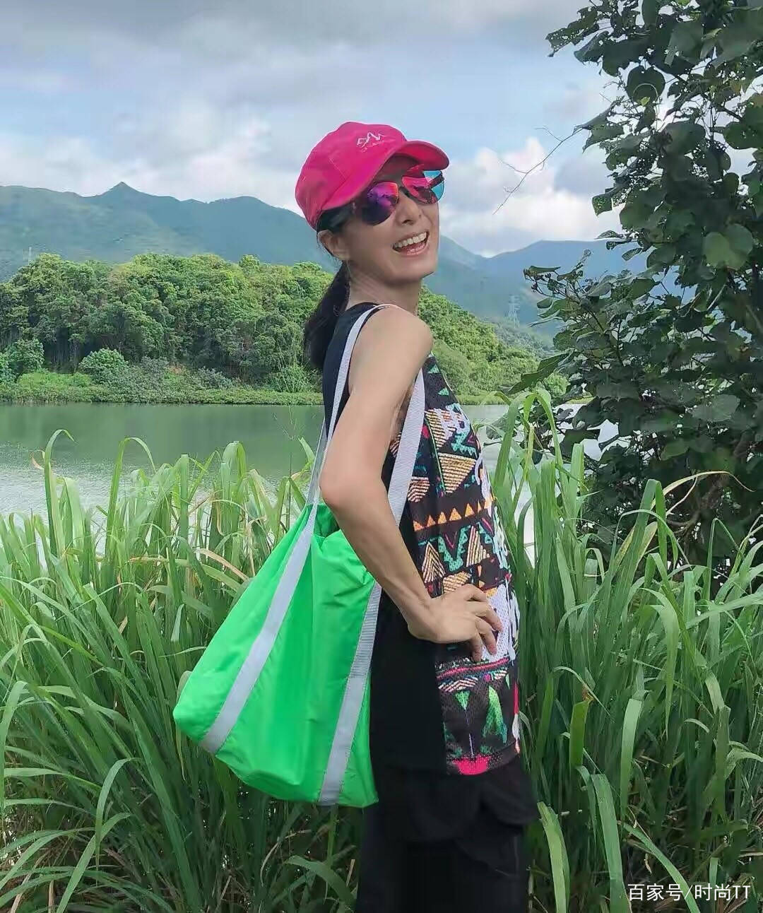 状态|64岁米雪真绝了，无袖背心配健美裤毫无赘肉，这身材让人看自卑