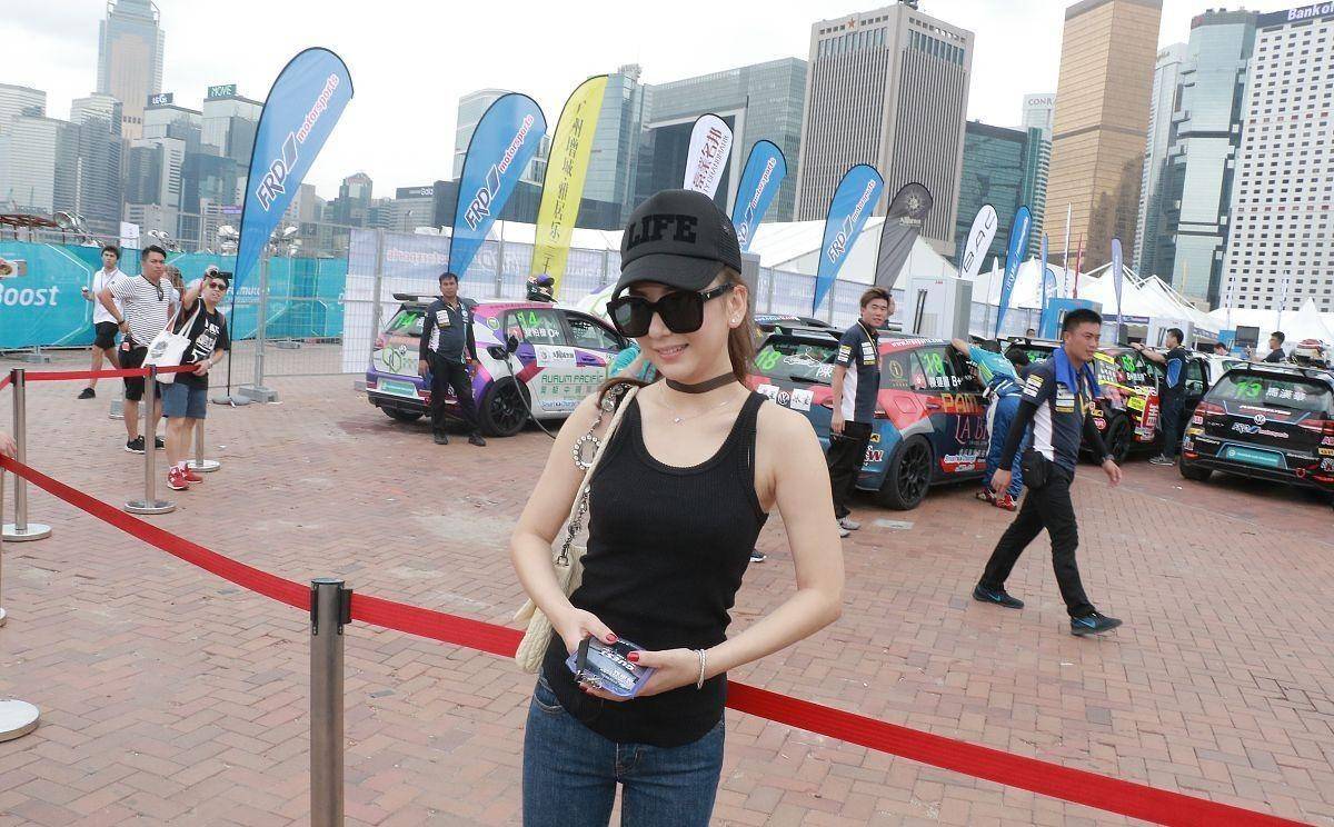 色彩|郭富城小娇妻身材练的真不错，穿着背心好似“金刚芭比”，真健康