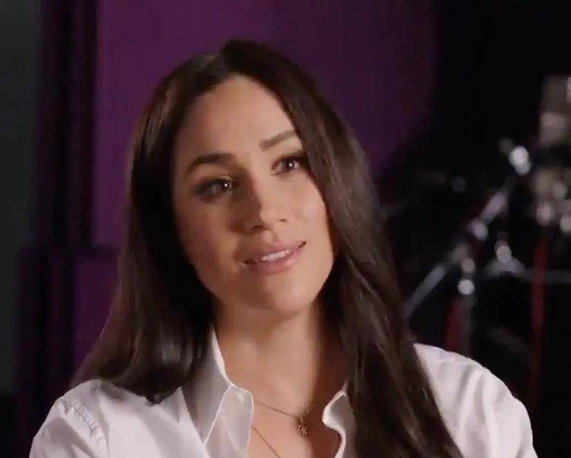 黑色|梅根不做王妃后首露面!上节目颜值明显回春,穿白衬衫更显气质