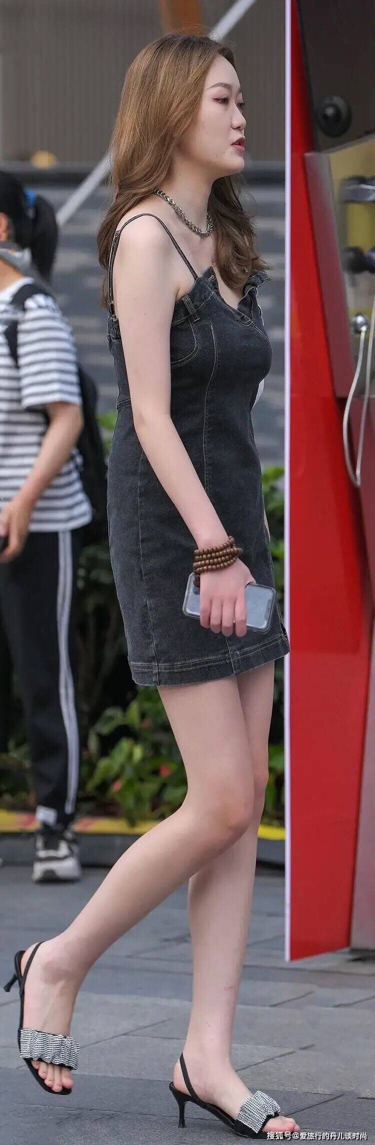 身材|微胖美女,一袭黑色吊带牛仔连衣裙,这样穿搭既显身材又显气质