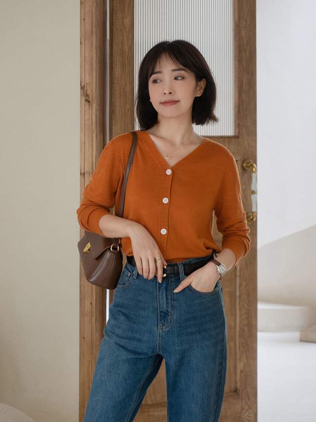 显得|秋季，针织衫怎么穿才高级？搭配半身裙或牛仔裤优雅洋气，超好看