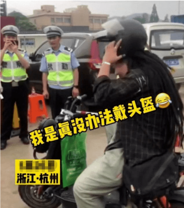 没戴头盔被交警拦下，小伙：我也想戴，是实力不允许搜狐汽车搜狐网 4705