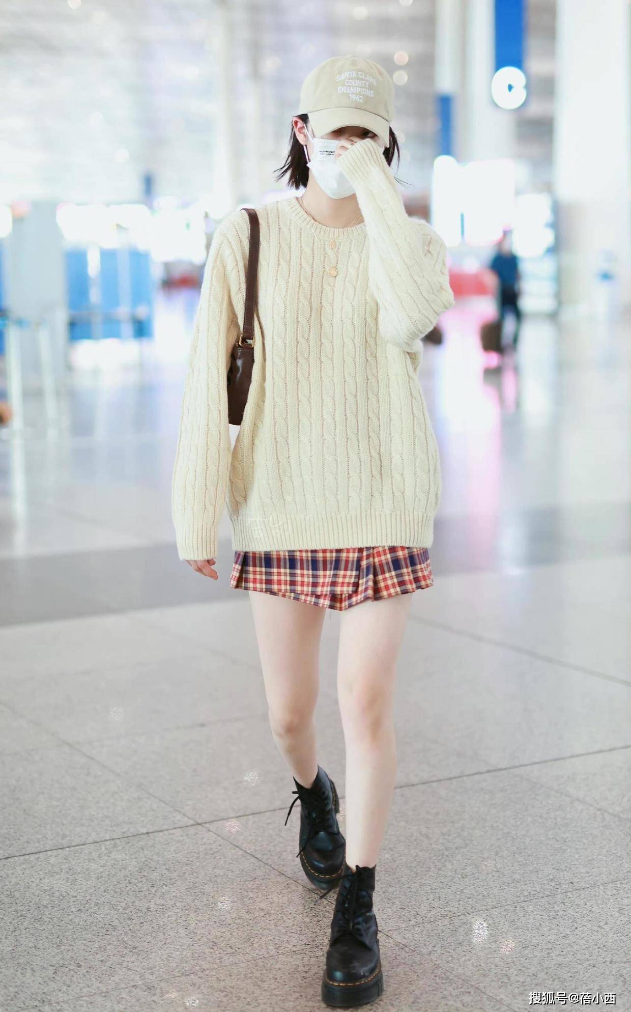 黑色|初秋出行怎么穿?欧阳娜娜手把手来教你,白色毛衣最百搭又时髦