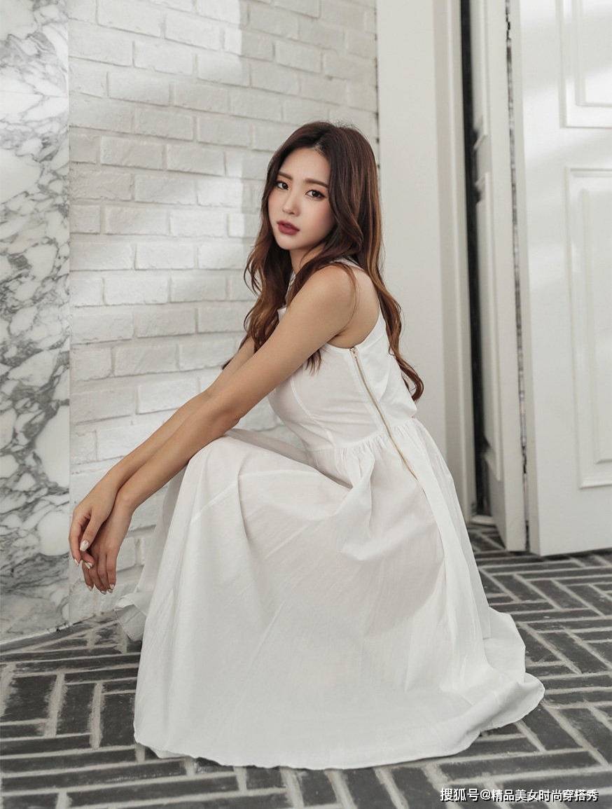 凉鞋|白色连衣裙搭配绑带凉鞋，休闲又有型，清新动人