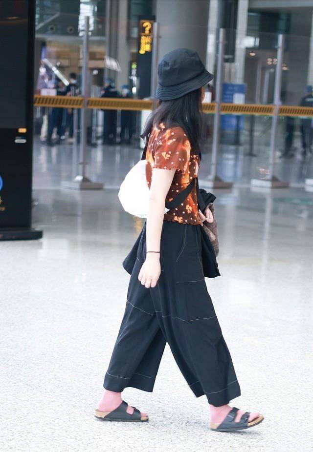 视觉|周迅带火了“不羁风”,阔腿裤配拖鞋看似邋遢,实则随性又时髦