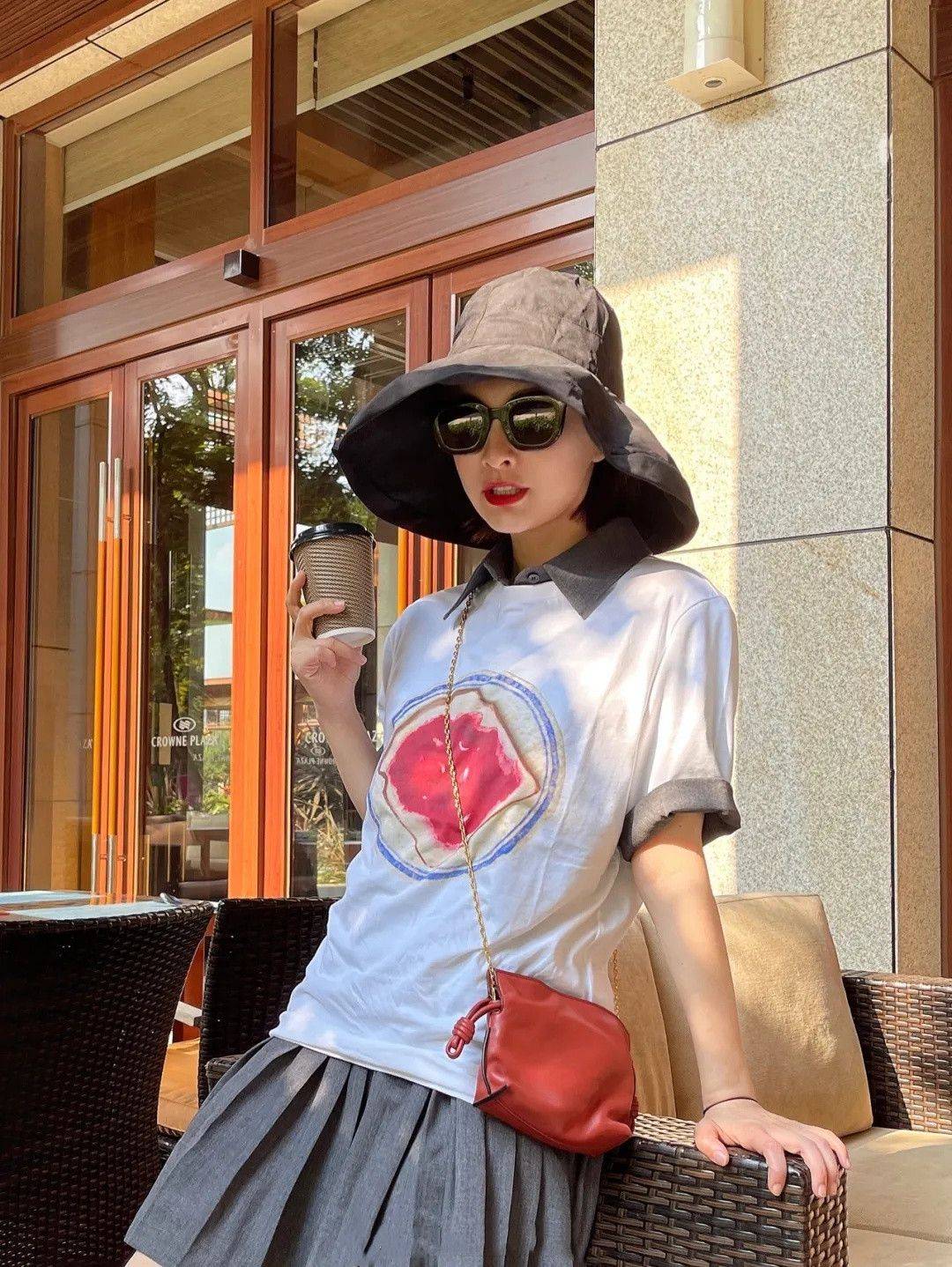 小姑娘|吴昕都38岁了,仍爱走“小姑娘路线”,穿短裙减龄又俏皮