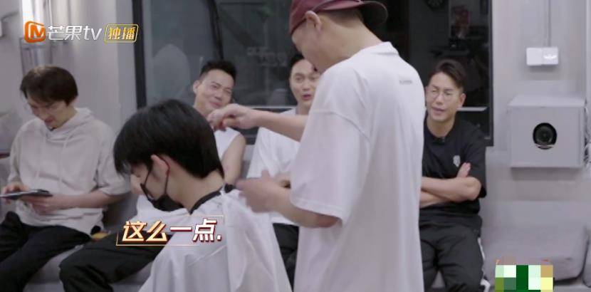 布瑞吉|《披荆斩棘的哥哥》绝活交流大会，陈小春剪发但没完全剪笑翻众人