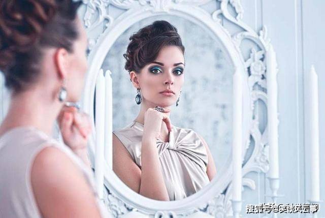 镜中幻影，解析梦见照镜子里面不是我的深层含义