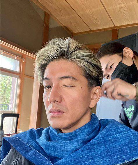 李世英宋庆琳47哉一头白发吃汉堡黑色皮裤太帅气重现长发时的不羁木