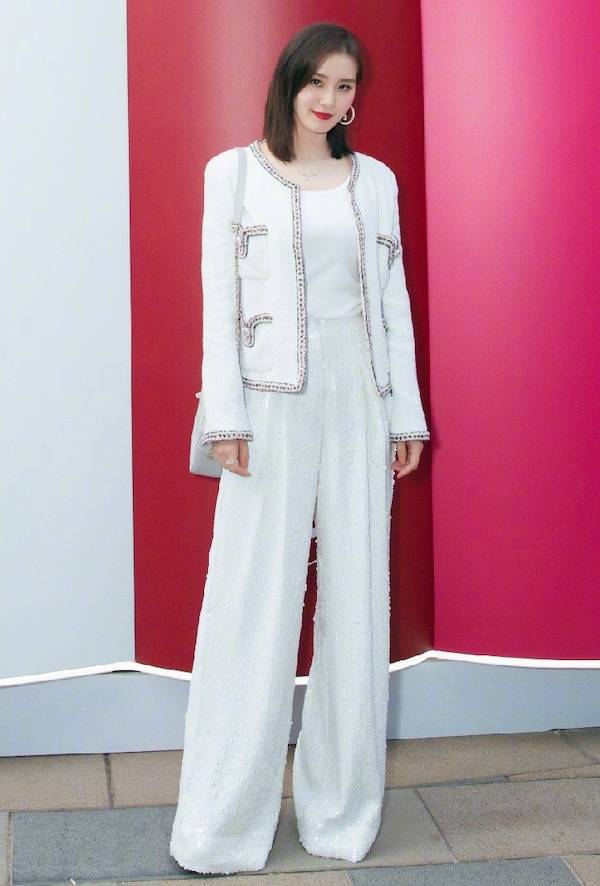 鱼尾|刘诗诗美得不敢认，一袭鱼尾裙秀勾勒超绝身材，画桃色眼影比花娇