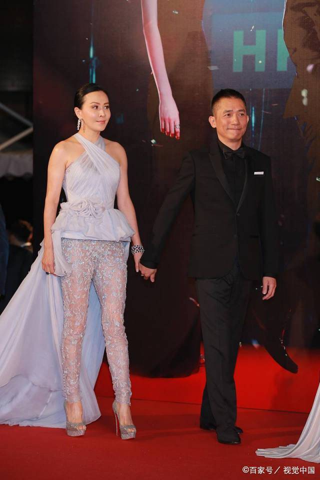 设计|刘嘉玲真疯狂,拖着一半裙摆登场!脚踩10㎝细针鞋成直角,很敢穿