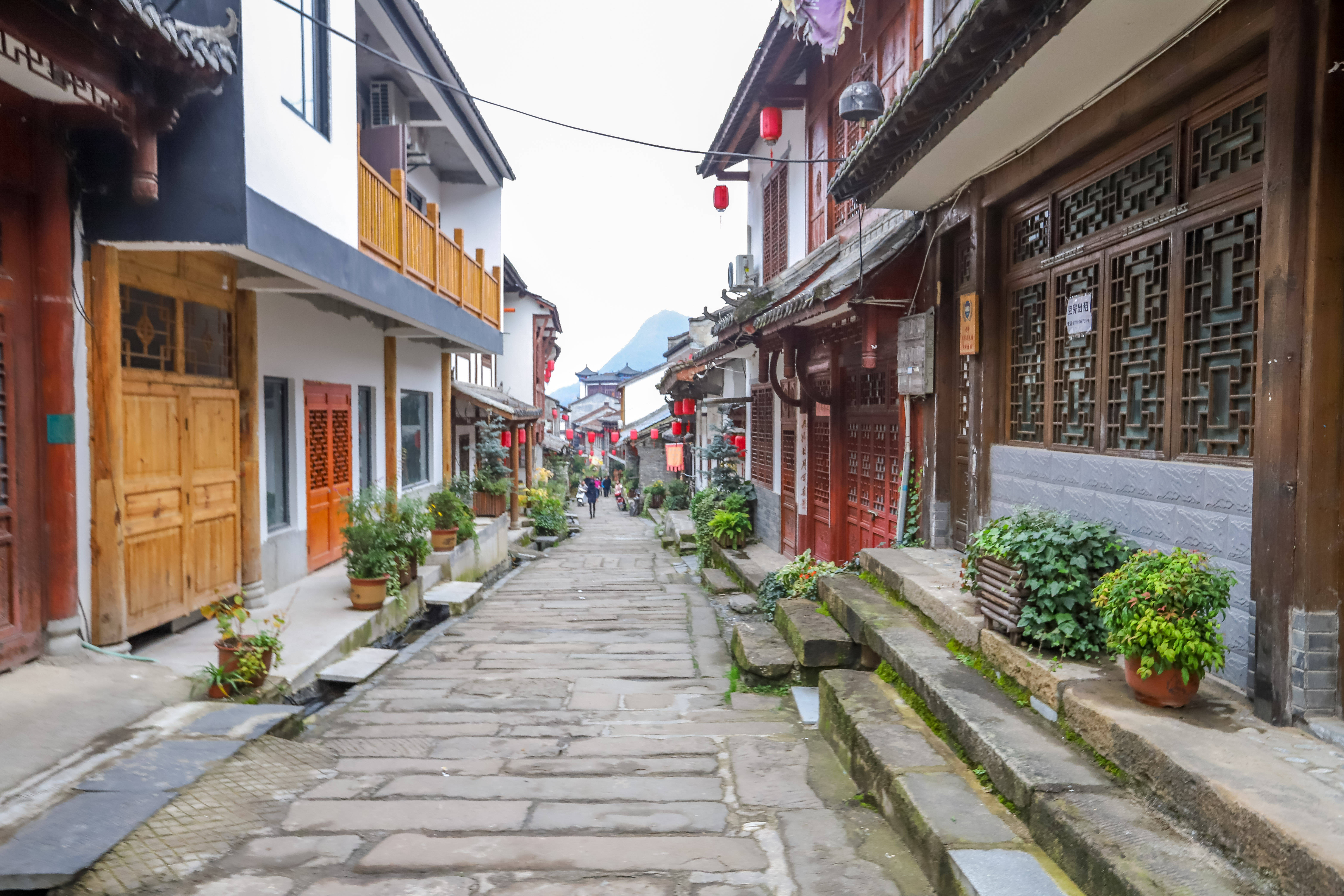 陕西秦岭深处的千年古镇，特色美食石头鱼，家家味儿不同