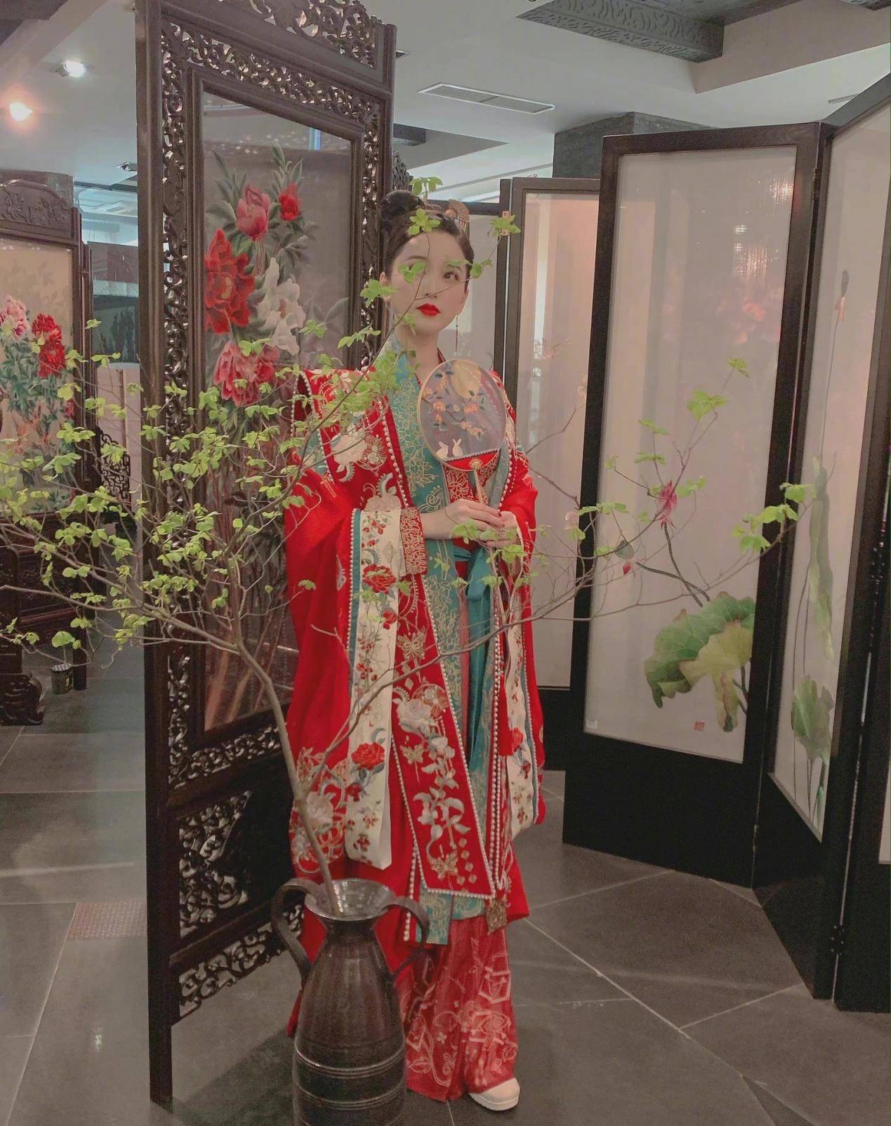 周也王|中秋月圆当然要穿九州华裳，红衣艳丽白衣仙美，周也王楚然着实绝