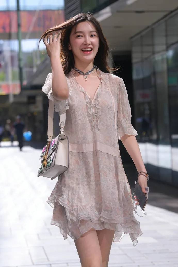 女生|中秋佳节即将到来，找到时尚正确的穿搭方法，让你展现非凡的风采