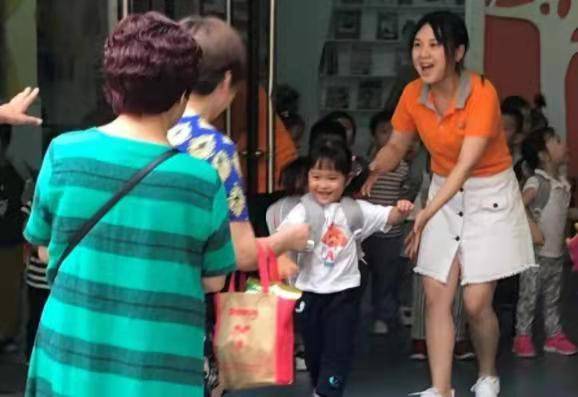 我国|教育部出新规，幼儿园离园时间不得早于17：30，家长解决接娃难题