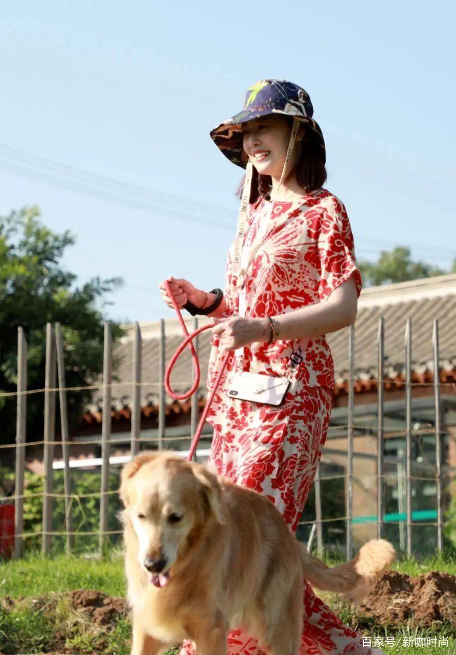 周海媚|“奔六”周海媚真敢打扮,一身红花衣还扎双马尾,这颜值太给力了