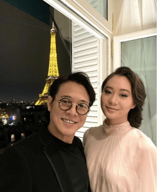 超越|李连杰女儿衣品不错，长相气质都不差，但感觉还是没超越妈妈利智
