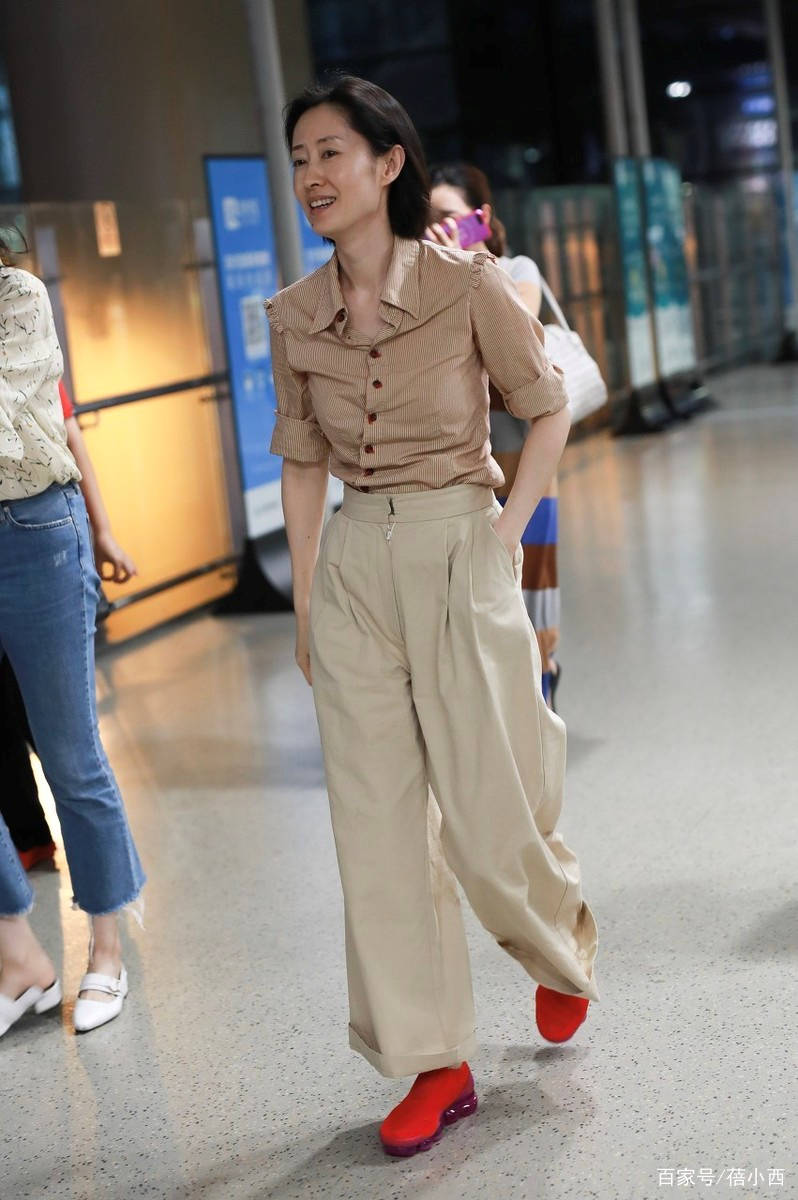 才是真|刘敏涛敢素颜才是真女神，穿衬衫配阔腿裤走机场，颜值气场都没输