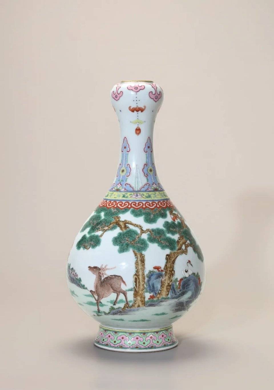 拍卖前瞻景德镇御窑神作清乾隆洋彩鹿鹤同春蒜头瓶