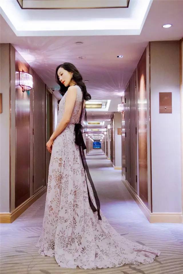 设计|韩雪越来越大胆,一袭“剪纸裙”走红毯,穿出满满格调与高级感