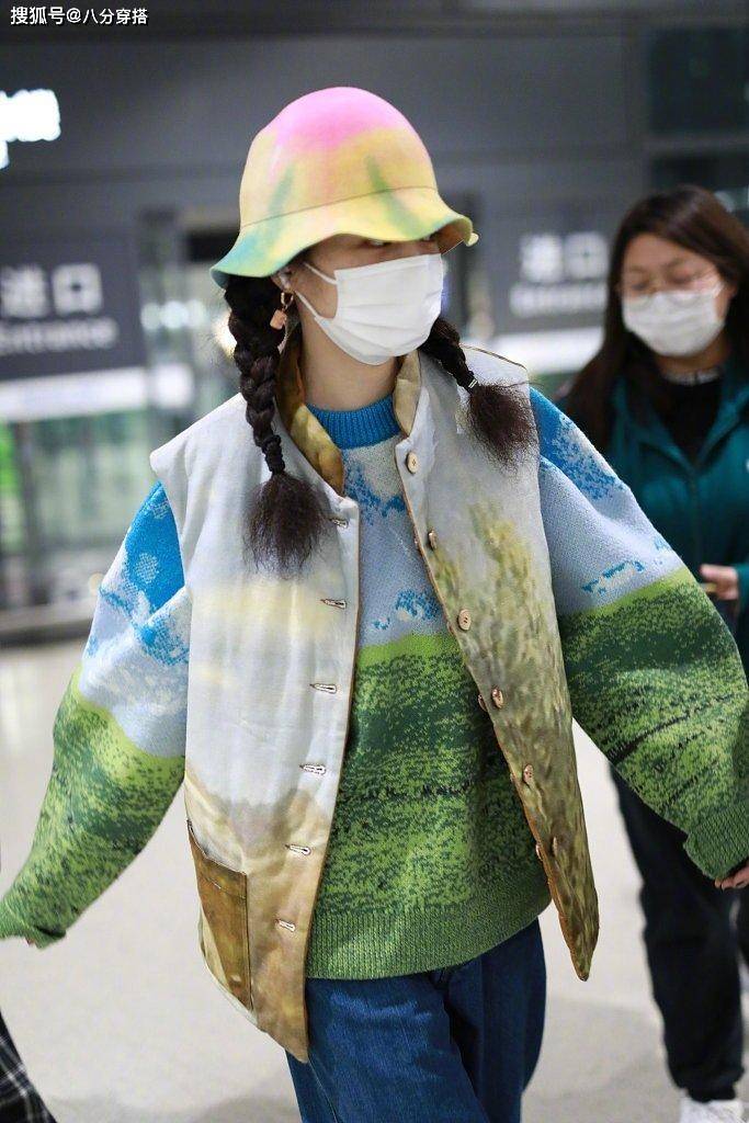 卫衣|谭松韵才是小个子穿衣模板，蓝色卫衣搭配运动裤，保暖舒适又时髦