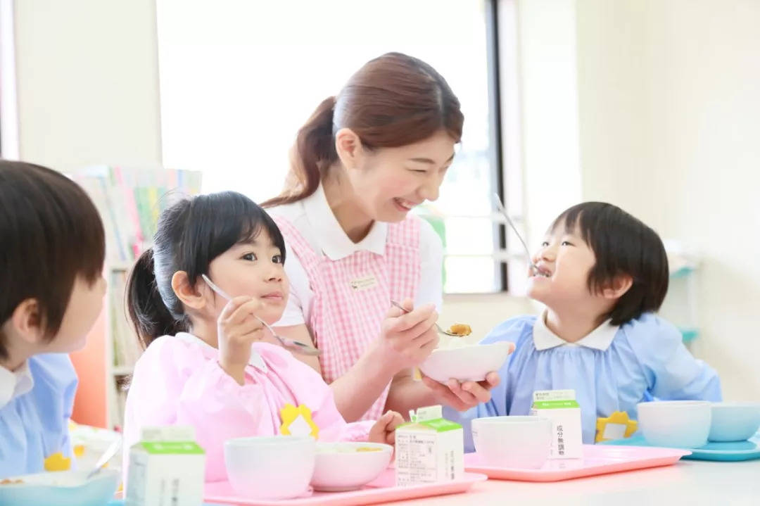 食谱|孩子上幼儿园后咋加餐？按《膳食宝塔》《每周食谱》安排才更营养