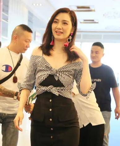 服装|洪欣高调秀恩爱，身穿灰色针织衫配破洞裤，看着比小9岁老公还嫩