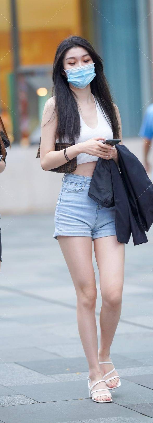 颜色|穿“无痕”瑜伽裤的女神，职业女性那种独有的成熟稳重，减龄单品