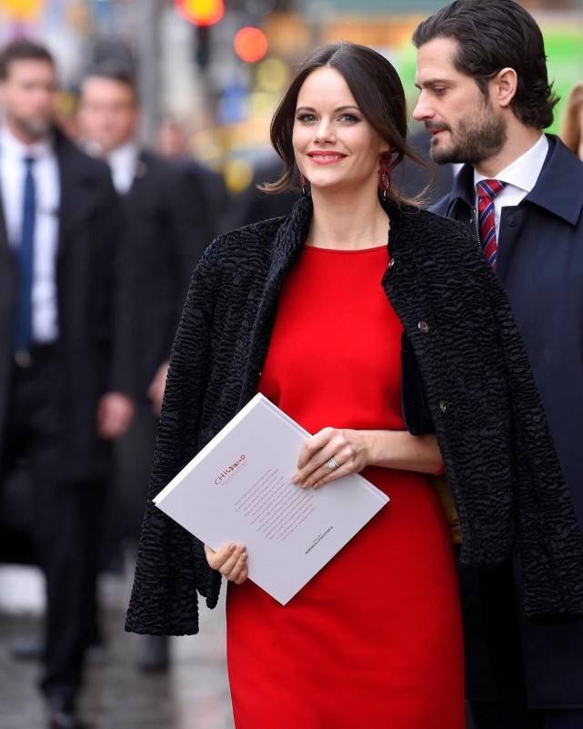 身材|瑞典不良王妃生三胎后状态佳!裹碎花裙高贵大方,比梅根幸福N倍