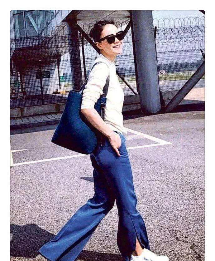 黑色|王菲终于现身，bob头配连体裤又美又酷，50岁看起来只有20