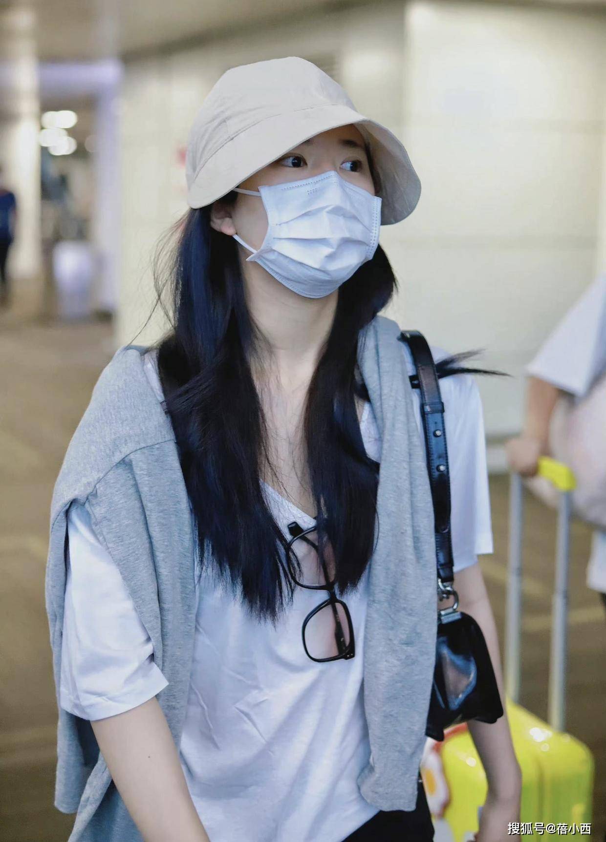 黑色|赵露思如此低调!看完了她的机场穿搭,你才会惊呼黑白配真高级