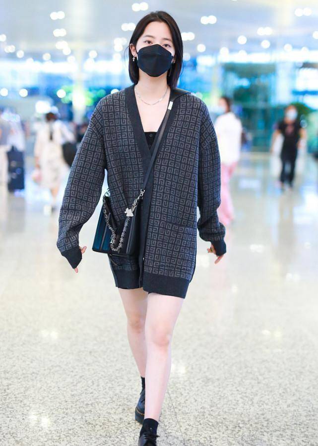 王珞丹|王珞丹和欧阳娜娜还挺反差的，相差16岁，但穿衣风格像是反过来了