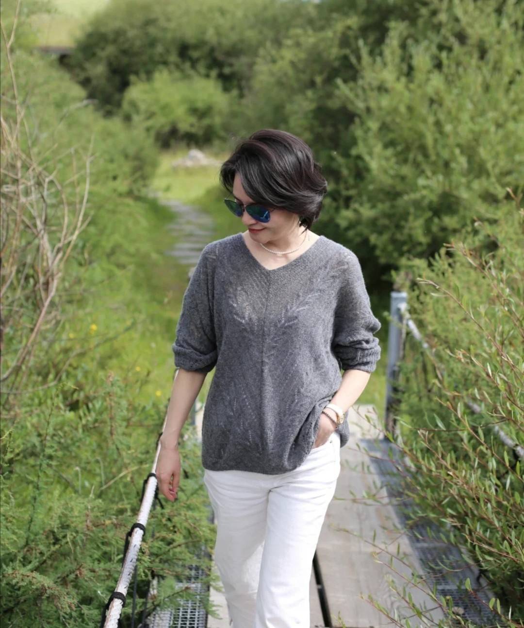 服装|中年女性牛仔外布衣,设计短小又简练,50多岁也能穿得优雅自信!