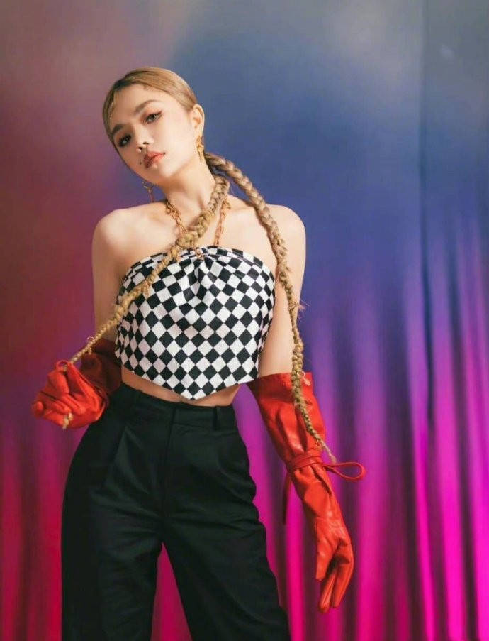 氛围|辣妹风穿搭还是要看安琦，又飒又辣，难怪人称“小辣椒”