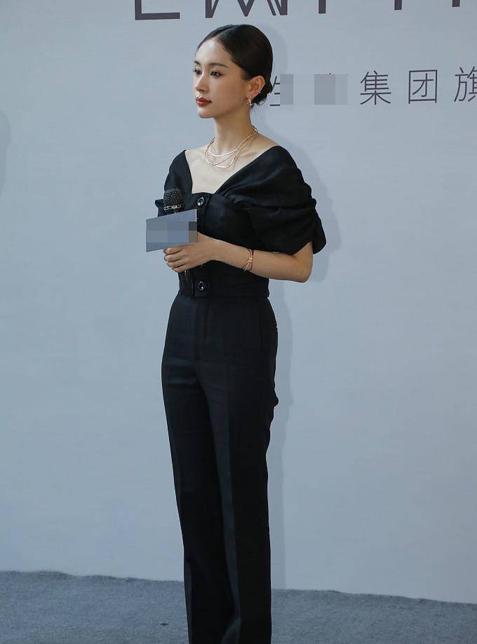 活动|王子文身材真能打，穿黑色裤装秀蛮腰长腿，生图和精修完全没区别