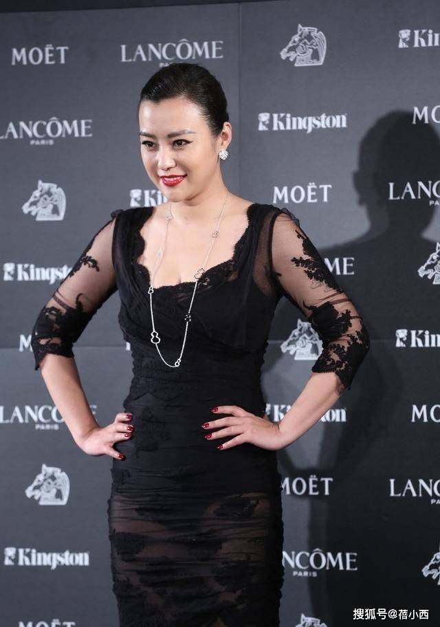 黑色|郝蕾瘦出瓜子脸和S身材，穿黑色蕾丝连衣裙，气质让人过目不忘