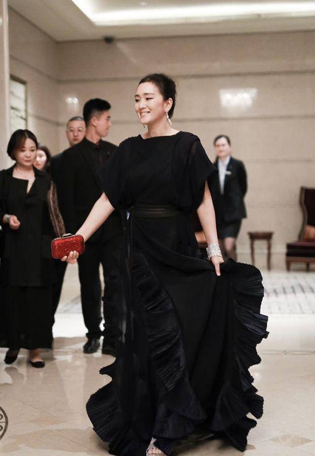 黑色|巩俐身材虽然丰满，可是穿抹胸裙仍担心挂不住，用绑带连接挺高明